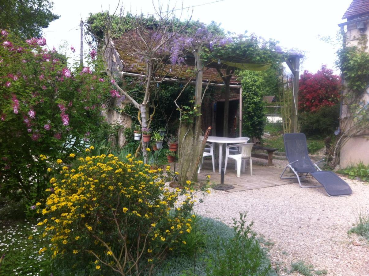 Bed and Breakfast Les 3 Roses Villeneuve-sur-Yonne Екстер'єр фото