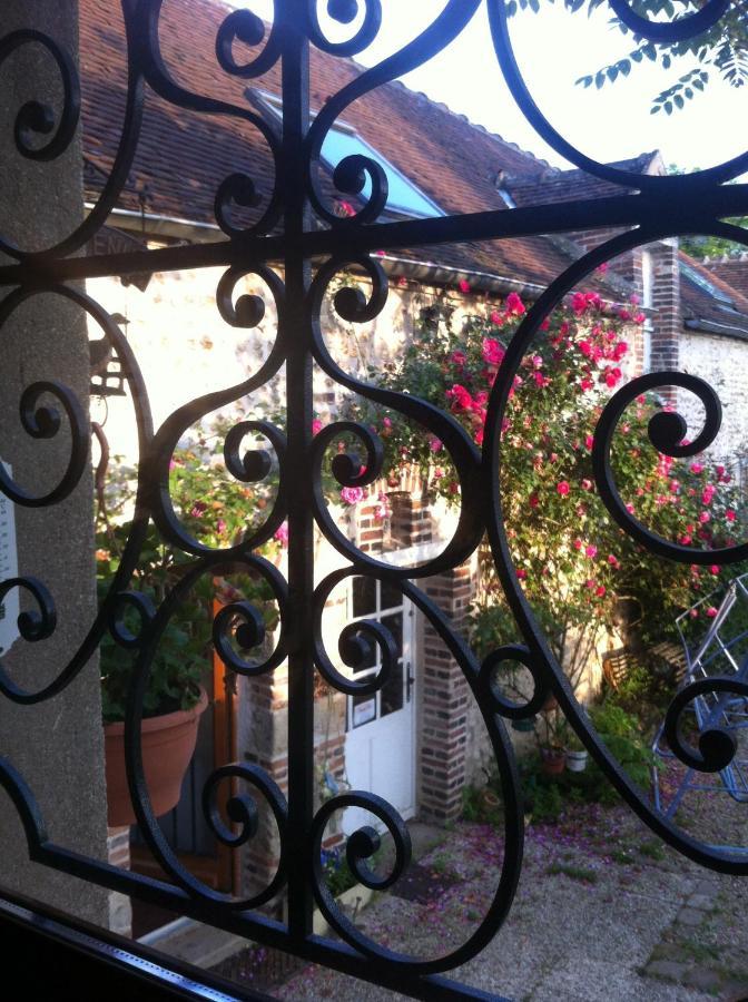 Bed and Breakfast Les 3 Roses Villeneuve-sur-Yonne Екстер'єр фото