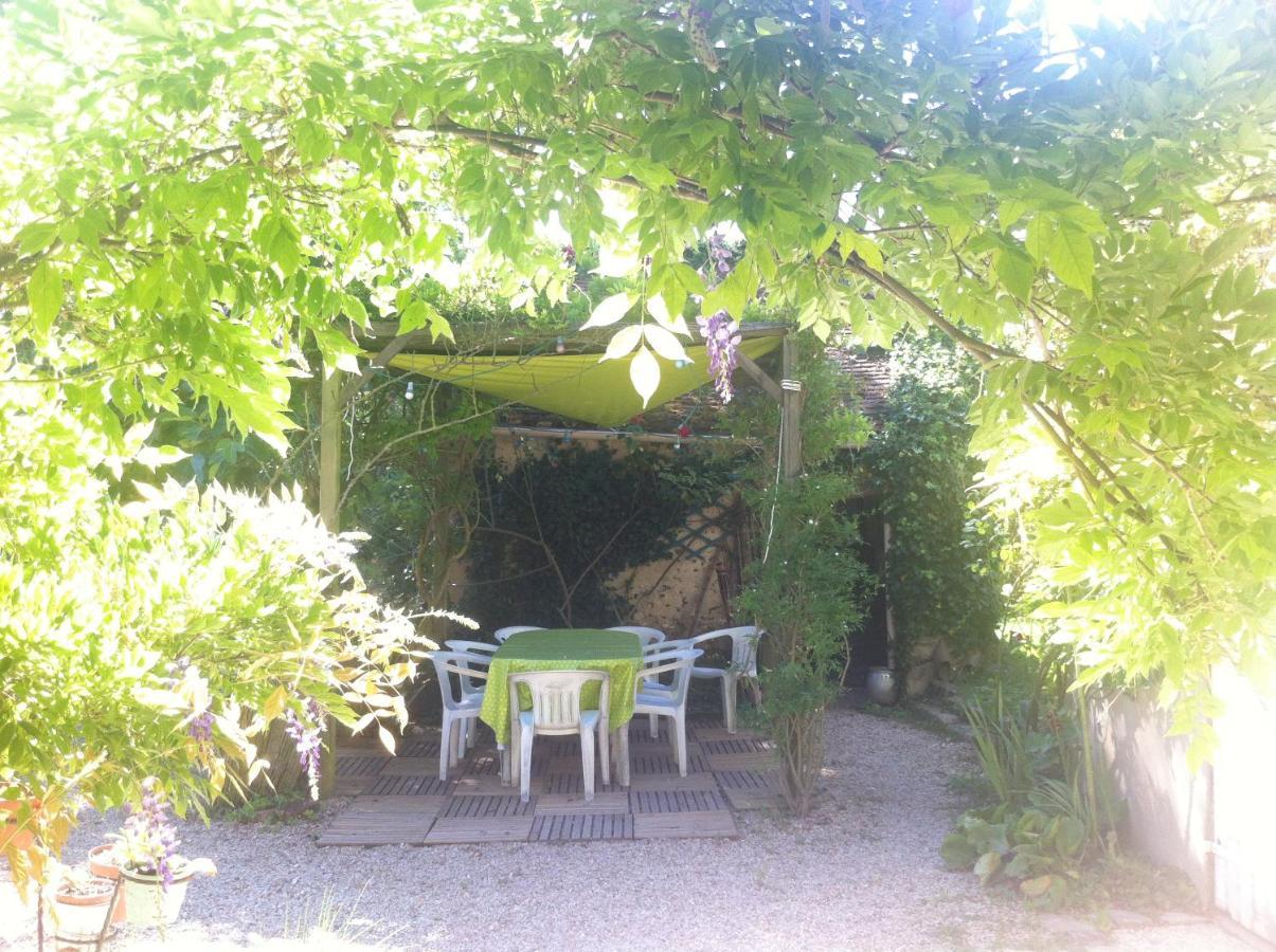 Bed and Breakfast Les 3 Roses Villeneuve-sur-Yonne Екстер'єр фото